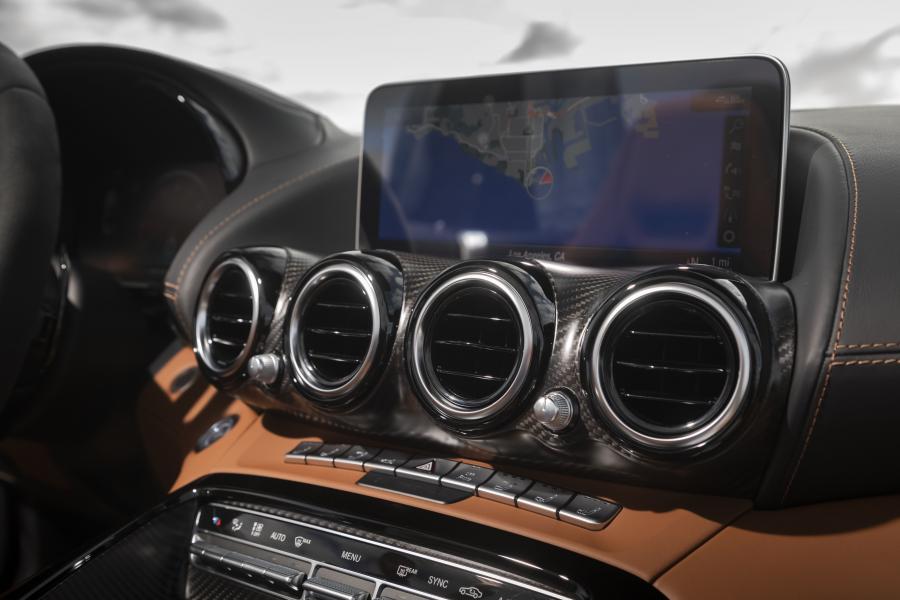 Детали интерьера Mercedes-AMG GT R Roadster (R190) 2020 года  (NA) (фото 39 из 75)